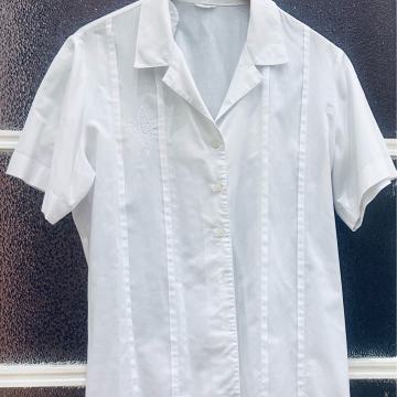 Bijela bluza s prošivima