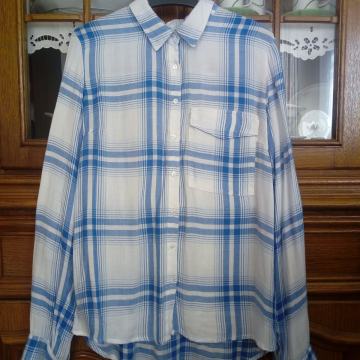 Bijela kosulja na plave pruge, S