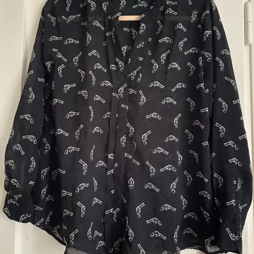 Bluza crna s pištoljima