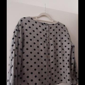 Bluza siva sa crnim točkama