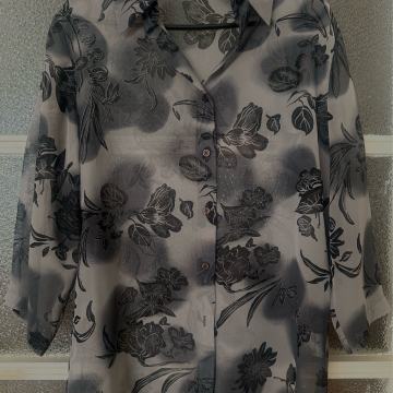 Bluza tamno siva sa cvjetovima