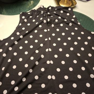 CRNA BLUZA NA BIJELE TOČKICE VEL L  -  NOVO S ETIKETOM