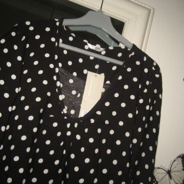 CRNA BLUZA-MAJICA-KOŠULJA NA BIJELE TOČKICE 36,38,40