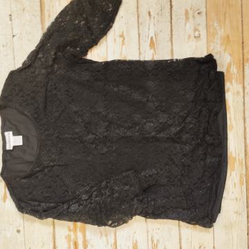 Crna čipkasta majica