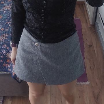 Crna majica s gumbima i cifom