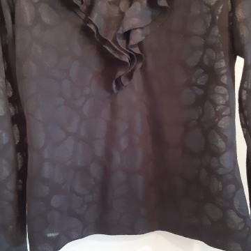 Crna bluza s volanom