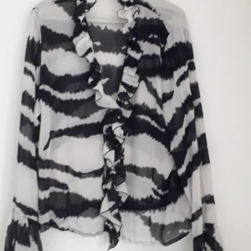 Crno bijela košulja na volane 38