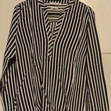 Crno-bijela prugasta košulja