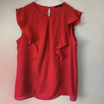 Crvena bluza volani bez rukava 36