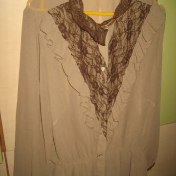 BEŽ BLUZA S ČIPKOM I VOLANIMA VEL.40