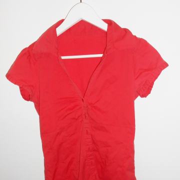 Crvena košulja kratkih rukava