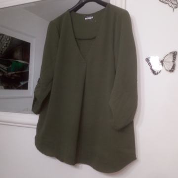 MASLINASTO ZELENA BLUZA  VEL.36 i VEL.40 - NOVO