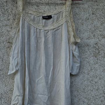 Krem lagana bluza/top na bretele s čipkastim detaljima.