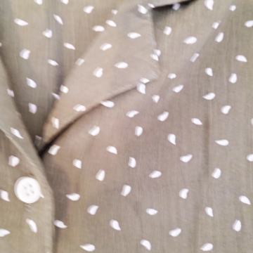 Lagano strukirana bluzica podstavljenih ramena