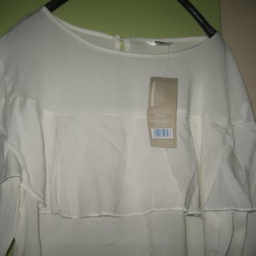 MAJICA - BLUZA VEL. 40  NA VOLANE  - NOVO