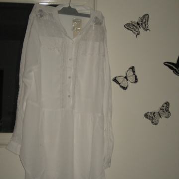 BIJELA KOŠULJA S ČIPKANIM DETALJIMA VEL42 - NOVO