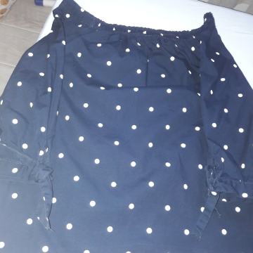 Plava kosulja s bijelim tockicama