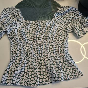 ROMANTIČNA BLUZA VEL 36 - NOVO