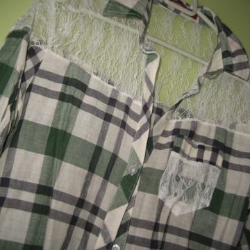 NOVA KARIRANA KOŠULJA S ČIPKANIM DETALJIMA  VEL.38/40