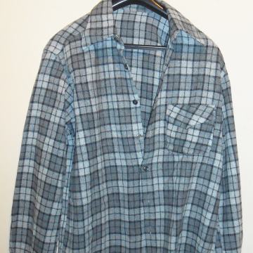 Siva karirana košulja