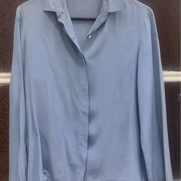 Svijetlo plava svilena bluza