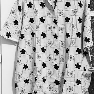 Svijetlo siva košulja s crnim cvjetićima