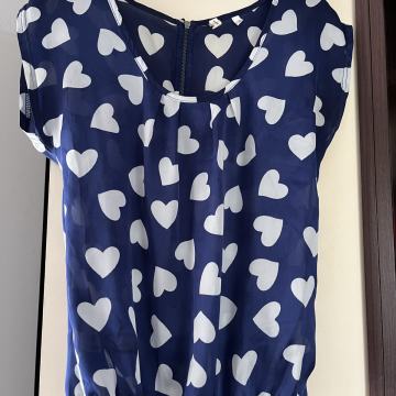 Tamno plava bluza sa bijelim srcima