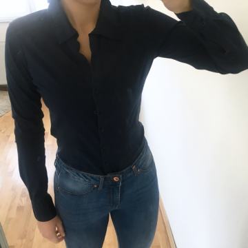 TAMNOPLAVA STRUKIRANA ELASTIČNA KOŠULJA