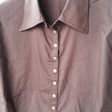 Tamnosmeđa-čoko bluza sa zakovicama L/42