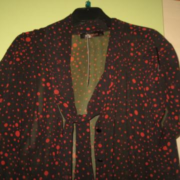 CRNA KOŠULJA - BLUZA NA CRVENE TOČKICE VEL.40 NOVO