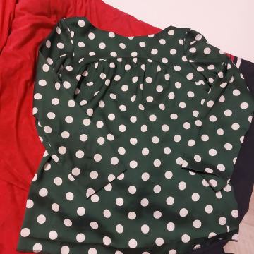Zelena kosulja sa bijelim tockama