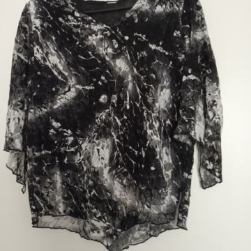 Ženska crno bijela bluza M veličine