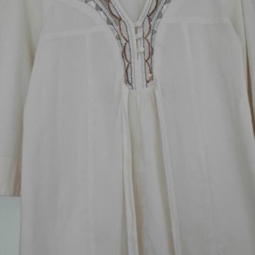 Ženska košulja s ukrasnim vezom