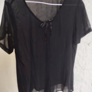 Ženstvena crna bluzica