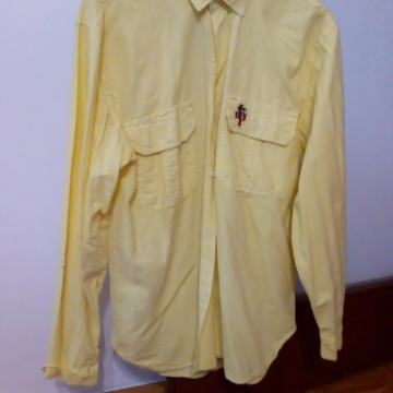 Žuta košulja dugih rukava