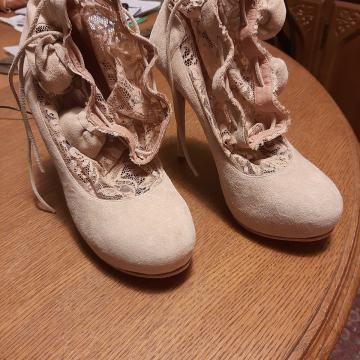 Baršunaste cipele sa čipkom