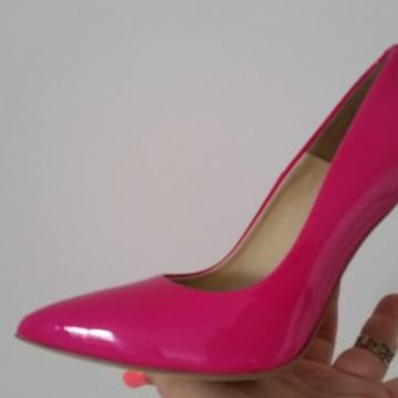 BAYLA! ODLIČNE KOŽNE HIGHQUALITY! UDOBNE! MAGENTA LIGHT SALONKE NOVE