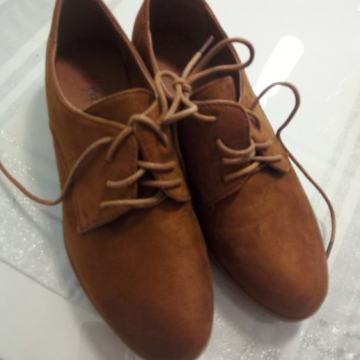 SMEĐE CAMEL CIPELE BR.37 - NOVO