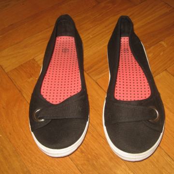 CRNE CIPELE BR. 37 NOVO