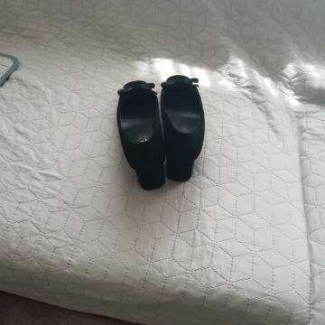 Cipele nove crne-brušena koža