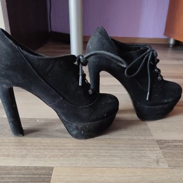 Cizmice na visoku petu do gležnja