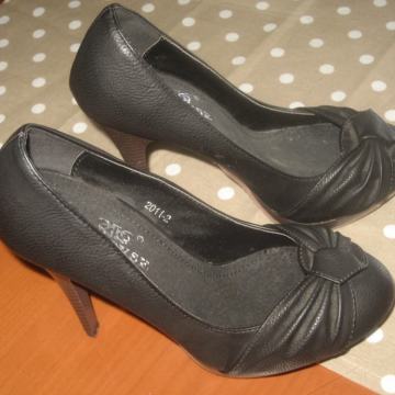 CRNE CIPELE  BR.36 - NOVO