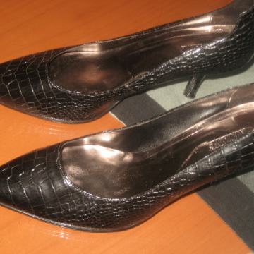 CRNE LAKOVANE CIPELE BR.37