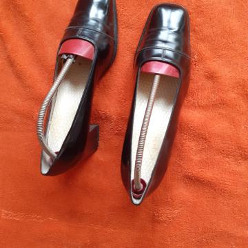 CRNE KOŽNE SALONKE br. 39