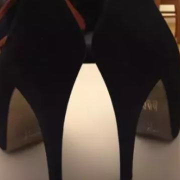 Crne ženske cipele na petu