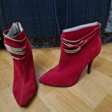 CRVENE ŠTIKLE 37 NOVO