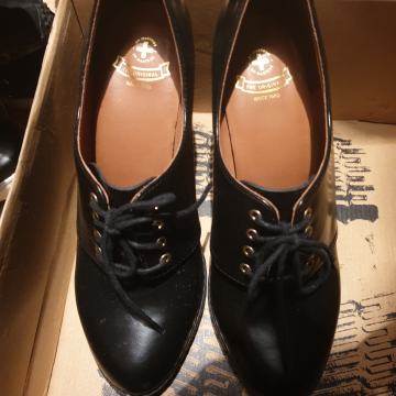 dr martens cipele na petu