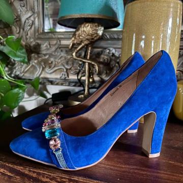 Elegantne cipele marke Di Lauro s raznobojnim kristalima, prava koža
