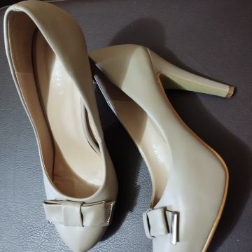 JAKO POVOLJNO prodajem ženske cipele na petu br.40