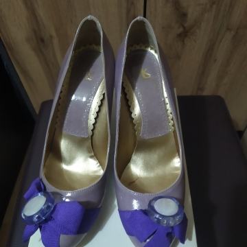 JAKO POVOLJNO prodajem ženske kožne cipele na petu